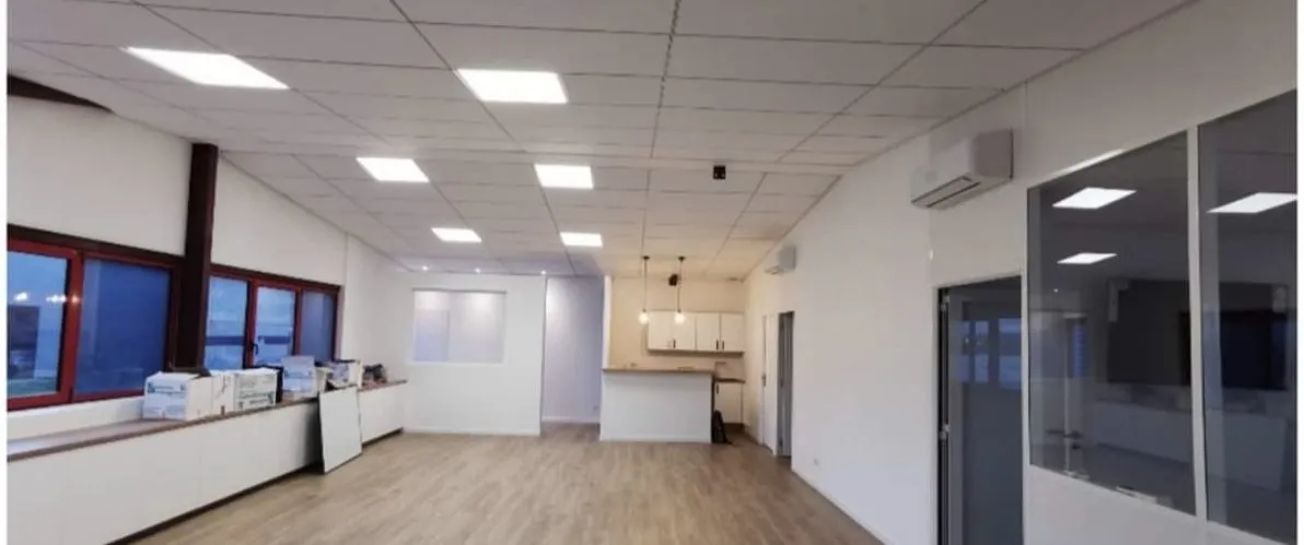 Open space de bureaux livré avec faux plafond, dalles LED, sol souple, climatisation et cloisons vitrées